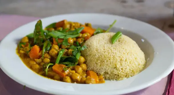Delicioso plato de cous cous con garbanzos, zanahoria y espinacas. Una receta fácil y sabrosa.