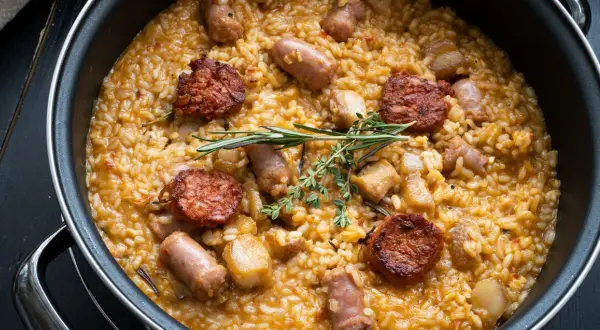 Arroz a la zamorana en paellera, con chorizo, costillas y hierbas aromáticas.