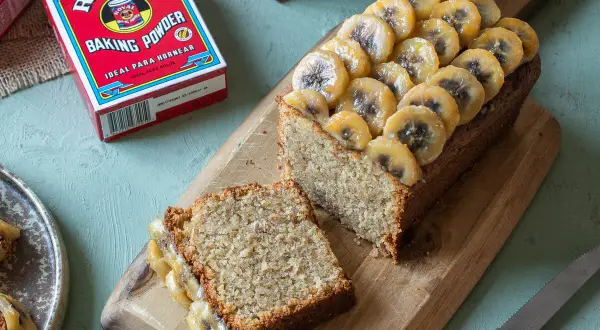 Delicioso pastel de plátano casero, cubierto con rodajas de plátano caramelizado. ¡Perfecto para la merienda!