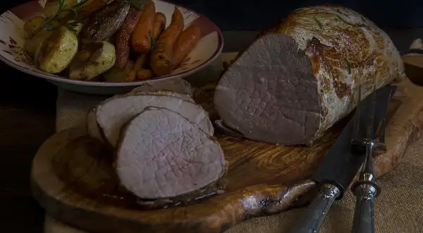 Jugoso redondo de ternera asado, servido con patatas y zanahorias. Un festín para los sentidos.