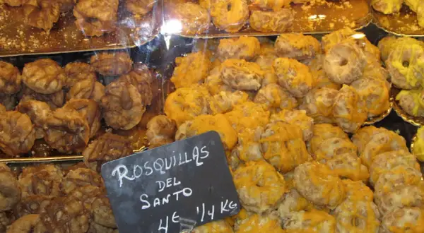 Rosquillas de San Isidro, dulces tradicionales con glaseado amarillo y marrón, listos para disfrutar.