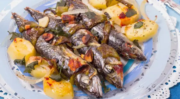 Caballa al horno con patatas, pimientos y ajo. Un plato casero lleno de sabor y aroma.