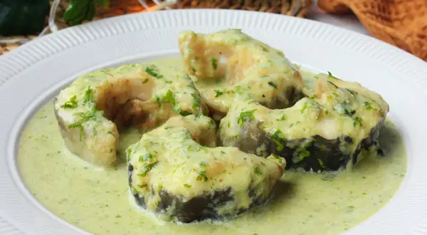 Rodajas de congrio en salsa verde, un plato tradicional lleno de sabor y frescura.