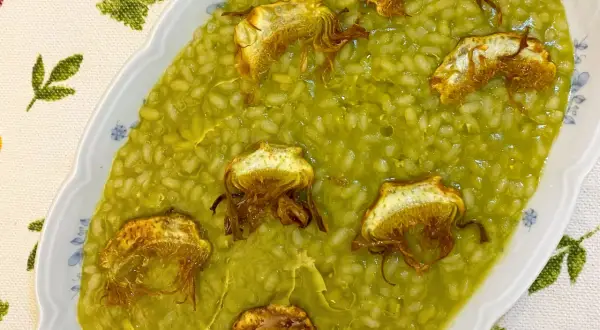 Arroz cremoso con alcachofas fritas, un plato delicioso y lleno de sabor.