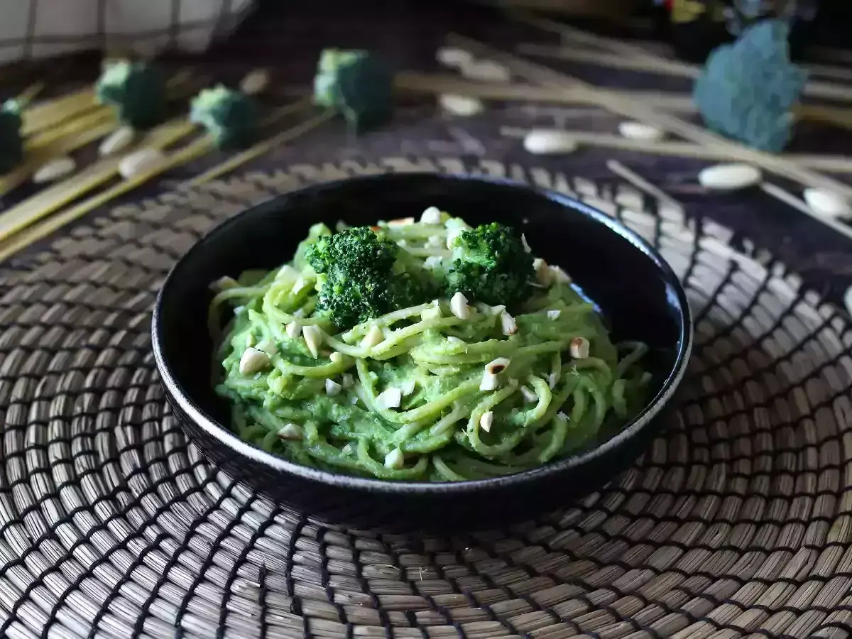 Deliciosa pasta con brócoli cremoso y trocitos de frutos secos, decorada con floretes de brócoli fresco.