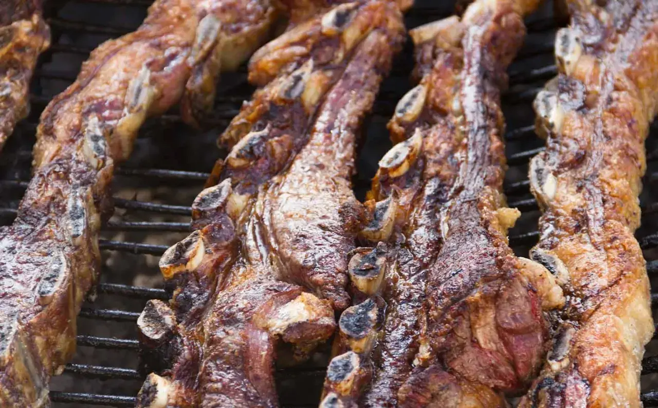 Costillas de churrasco al horno, doradas y jugosas, listas para disfrutar.
