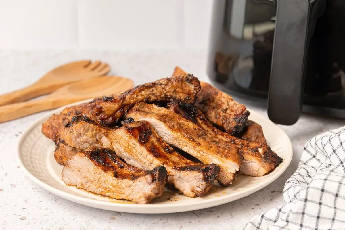 Costillas jugosas y doradas, recién salidas de la freidora de aire. ¡Un festín listo para disfrutar!