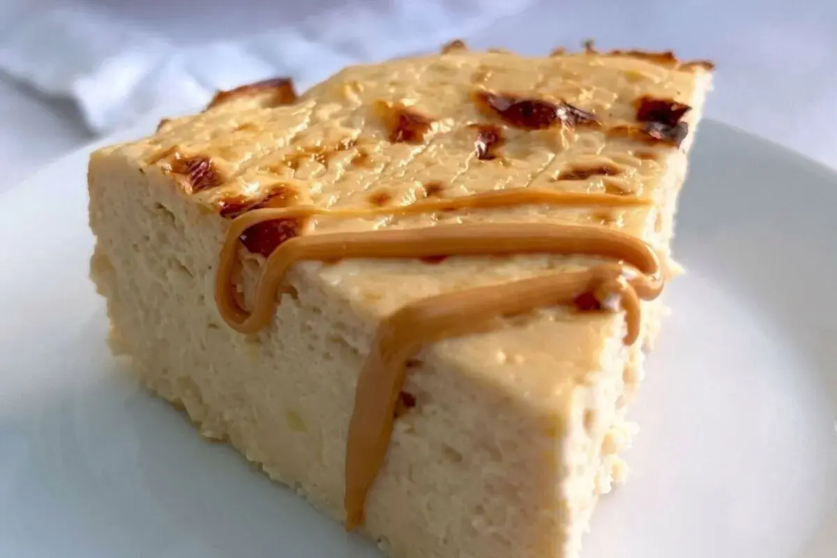 Rebanada de tarta de queso al horno con caramelo líquido.