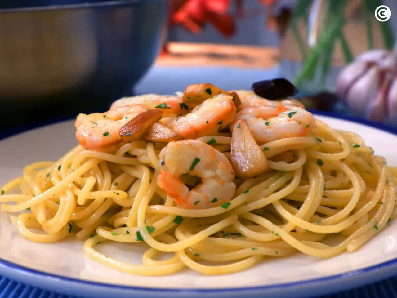 Espaguetis con gambas, ajo y perejil, un plato delicioso y fácil de preparar.
