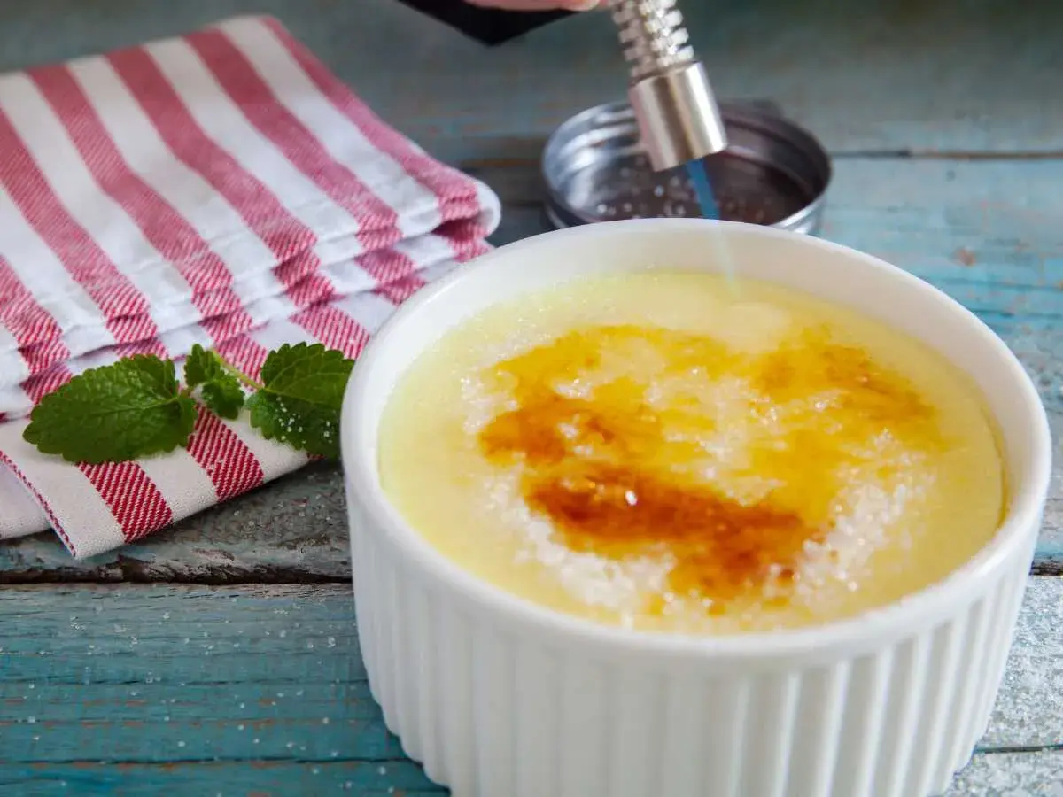 Crema catalana recién hecha con Thermomix, dorando el azúcar con un soplete. ¡Perfecta!