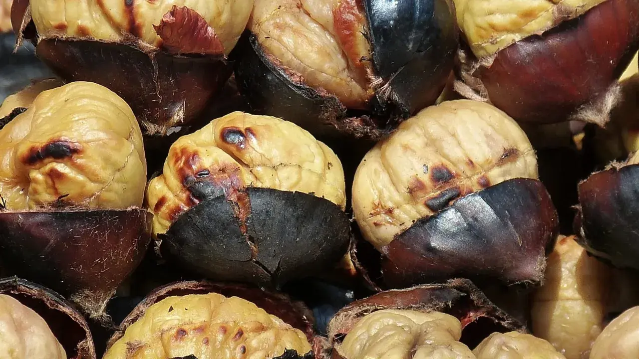 Castañas asadas en freidora de aire, con la piel oscura y la carne dorada y tierna. ¡Un bocado delicioso!