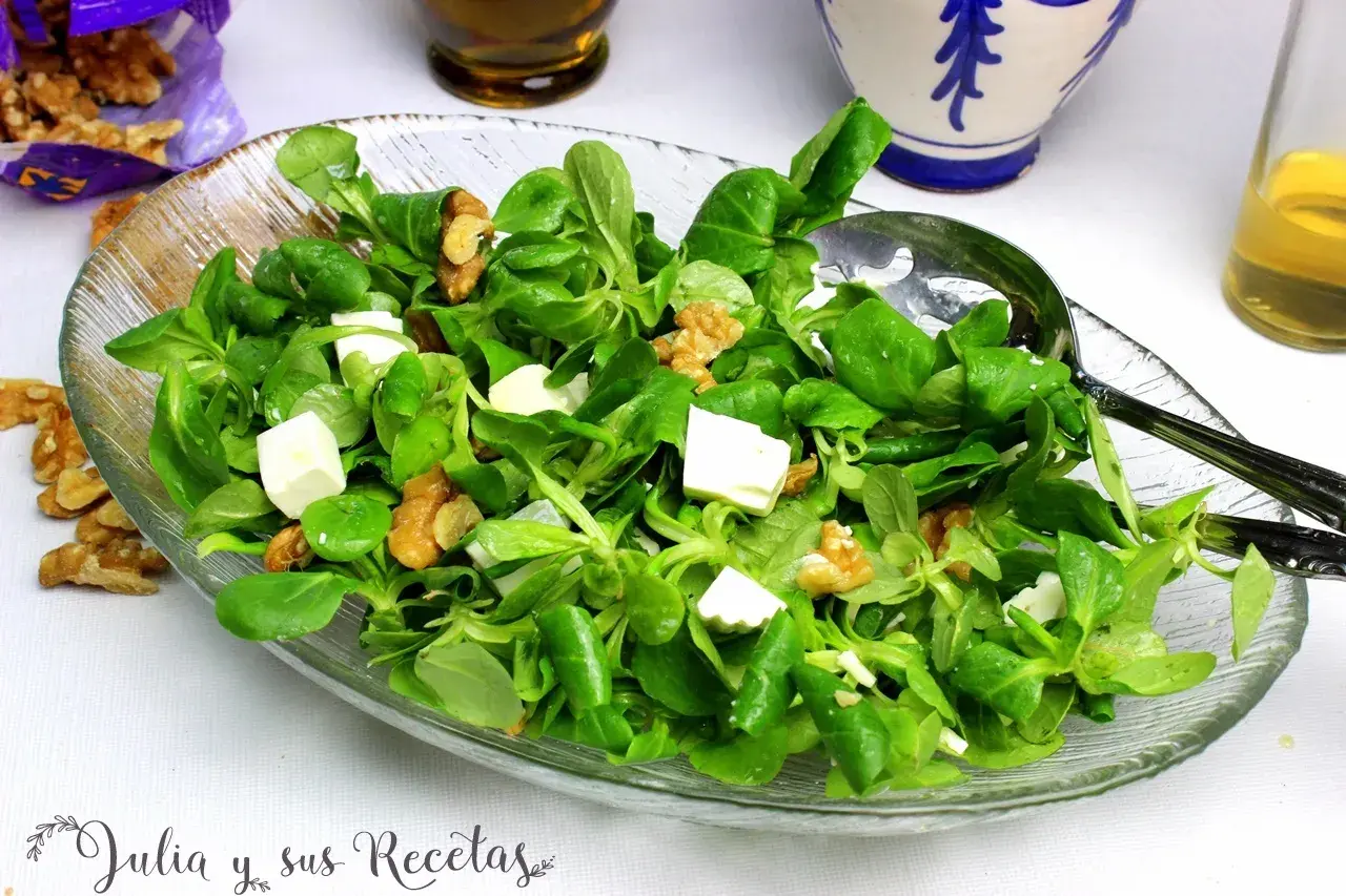 Deliciosa ensalada de canonigos con queso fresco y nueces, lista para servir.