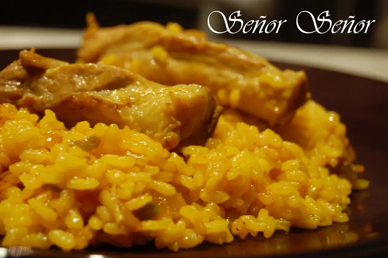 Arroz amarillo con costillas de cerdo jugosas, un plato reconfortante.