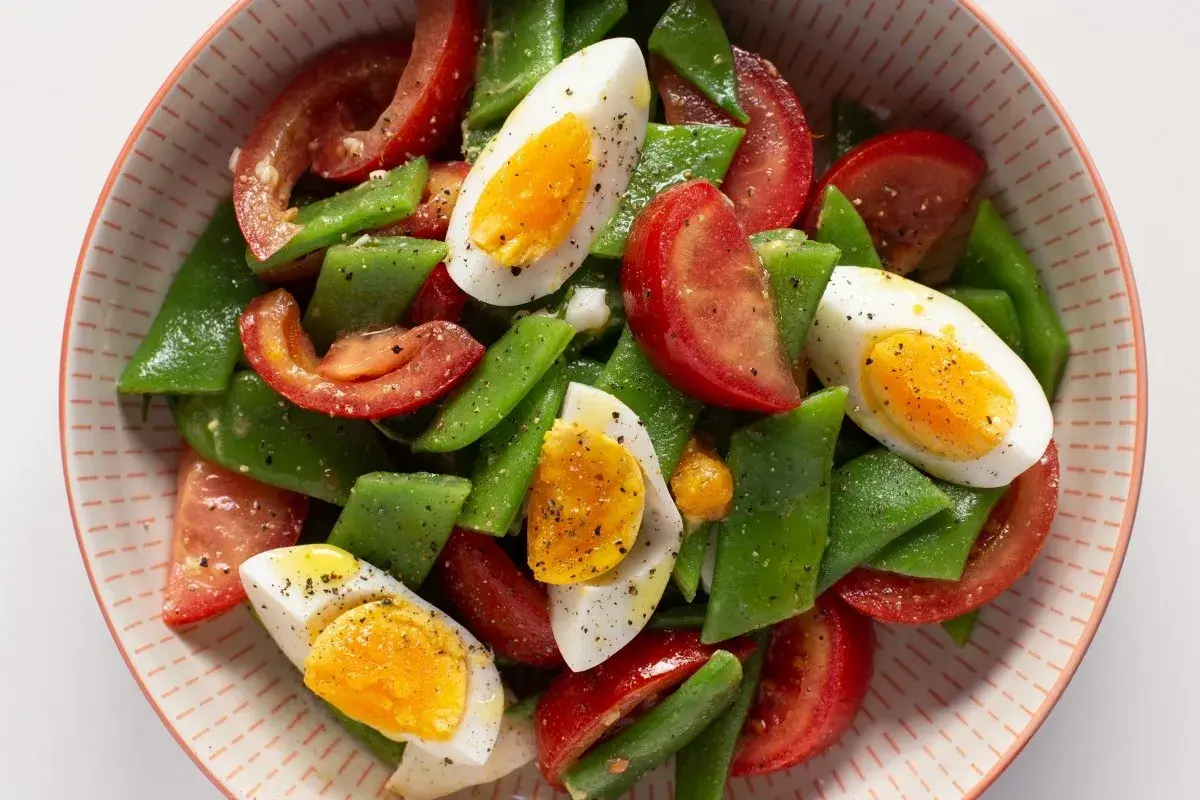 Ensalada de tomate, judías verdes y huevos duros, un plato fresco y nutritivo.