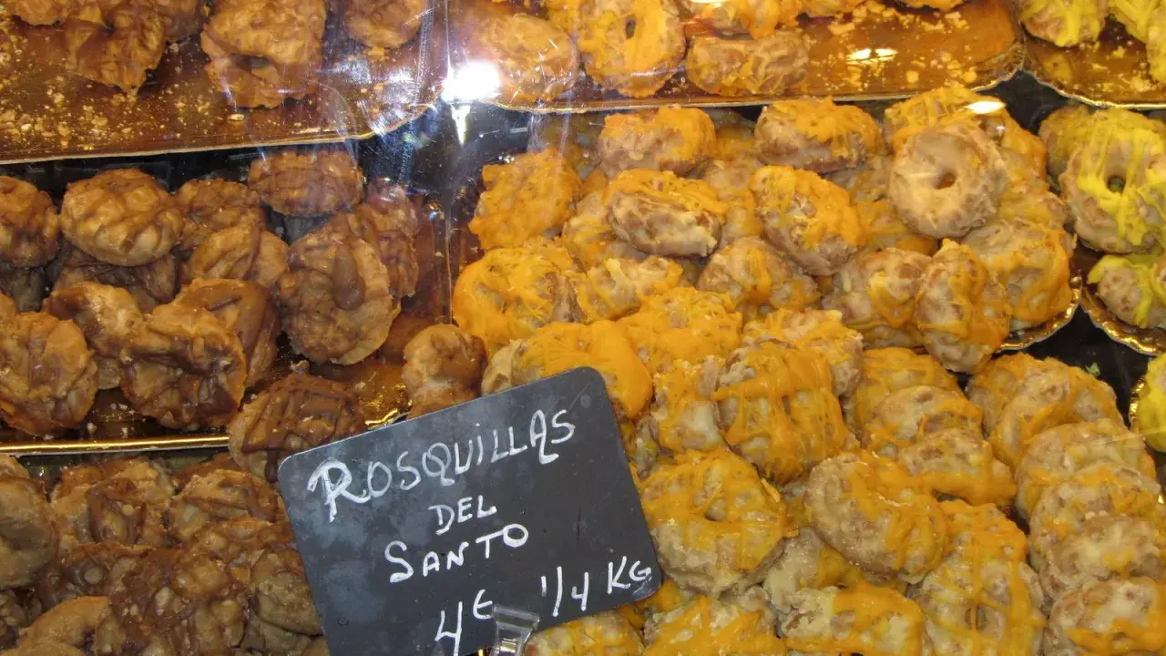 Rosquillas de San Isidro, dulces tradicionales con glaseado amarillo y marrón, listos para disfrutar.