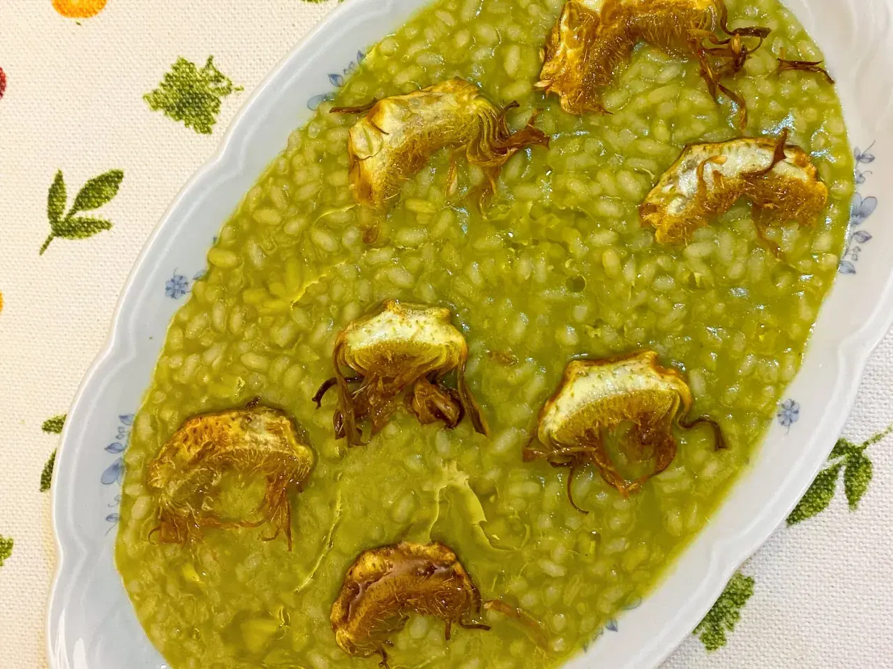 Arroz cremoso con alcachofas fritas, un plato delicioso y lleno de sabor.