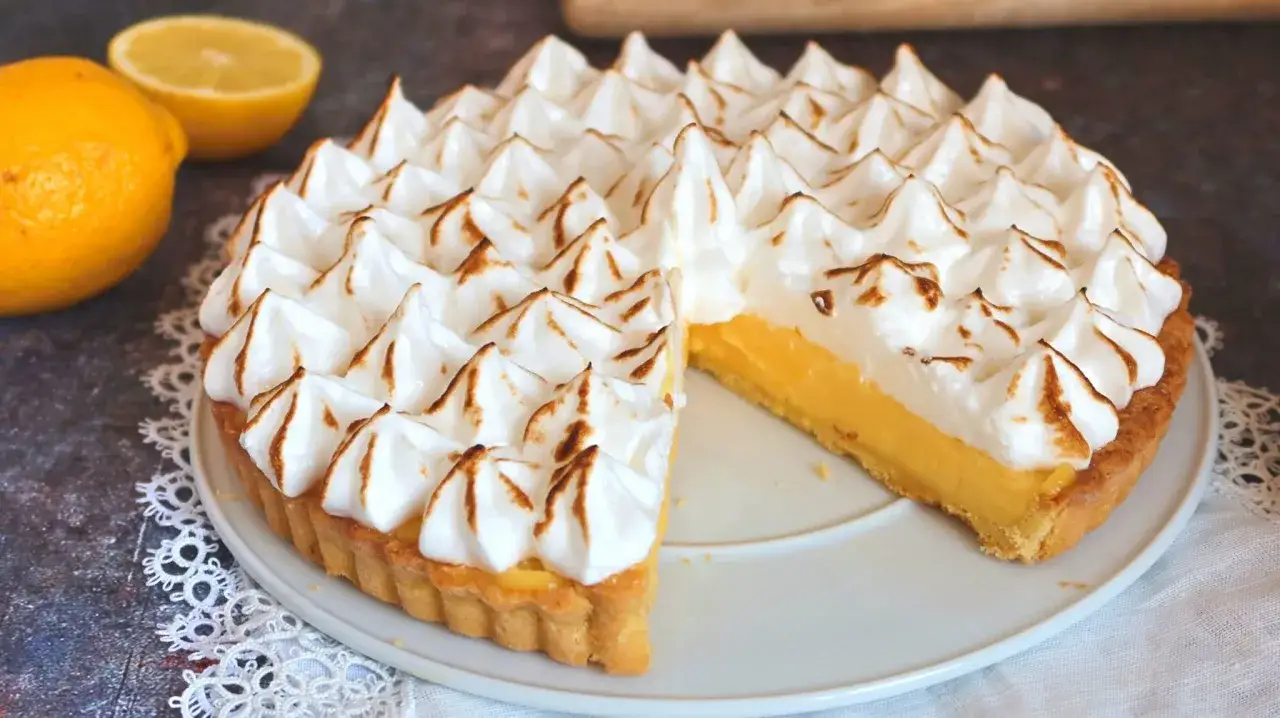 Tarta de lim&oacute;n con merengue, con su relleno cremoso y cobertura dorada, lista para ser disfrutada.