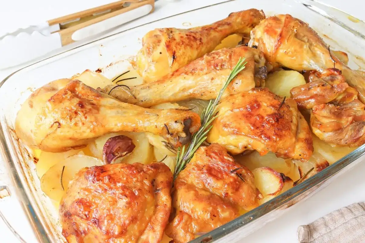 Pollo al horno con patatas, dorado y jugoso, con hierbas arom&aacute;ticas y ajos asados. Un plato casero perfecto para compartir.