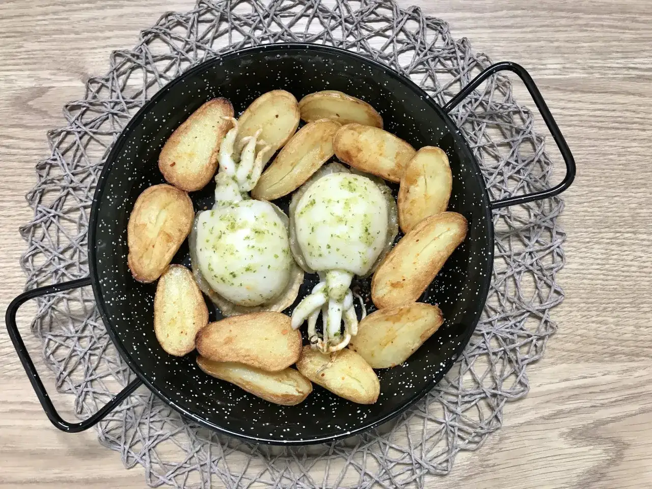 Dos sepia enteras con patatas gajo, todo cocinado en freidora de aire.