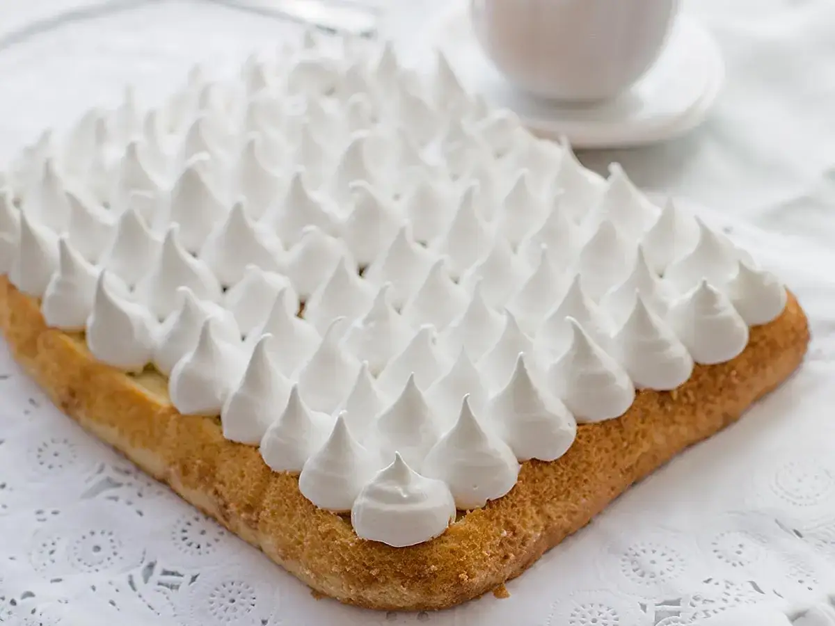 Tarta 3 leches con merengue blanco, perfecta para un postre especial.