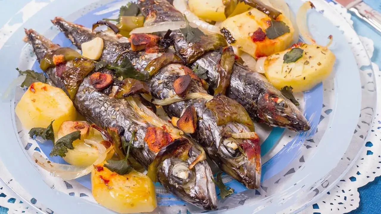 Caballa al horno con patatas, pimientos y ajo. Un plato sabroso y saludable.