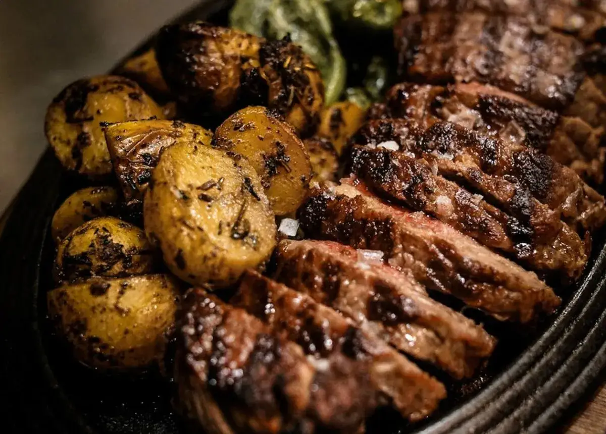 Rodizio de redondo de ternera jugoso, acompa&ntilde;ado de patatas r&uacute;sticas asadas con hierbas.