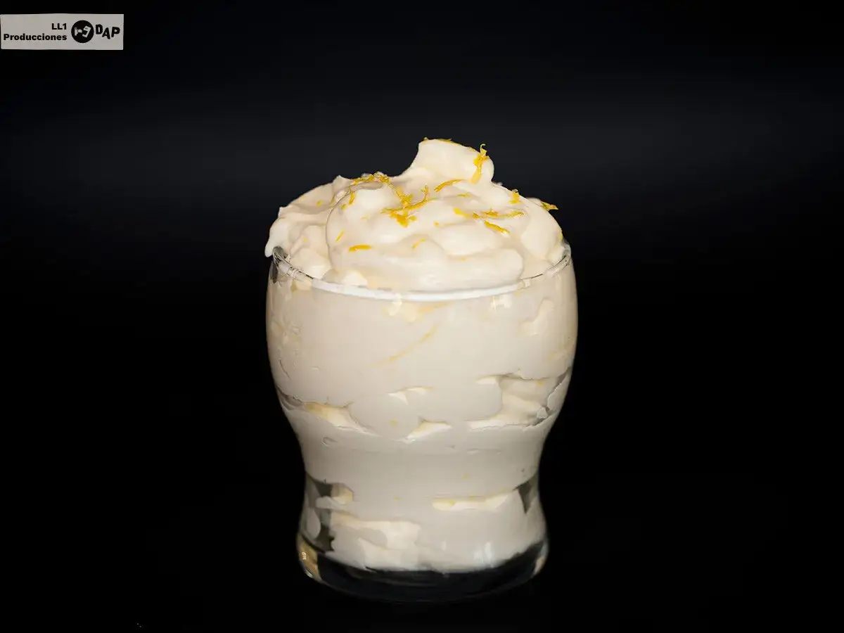 Delicioso mousse de lim&oacute;n Thermomix, cremoso y refrescante, adornado con ralladura de lim&oacute;n.
