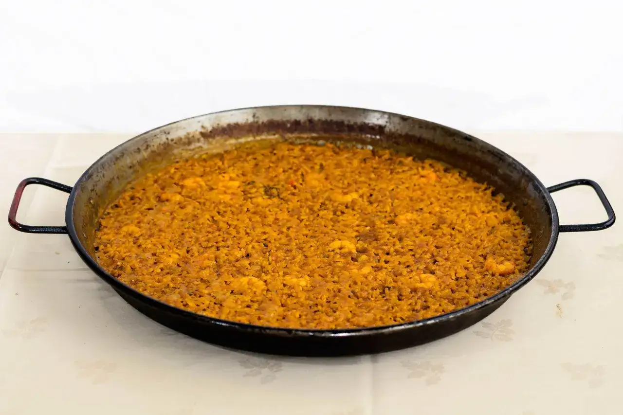 Paella reci&eacute;n hecha en su paellera, lista para disfrutar. Una de las mejores recetas de arroz.