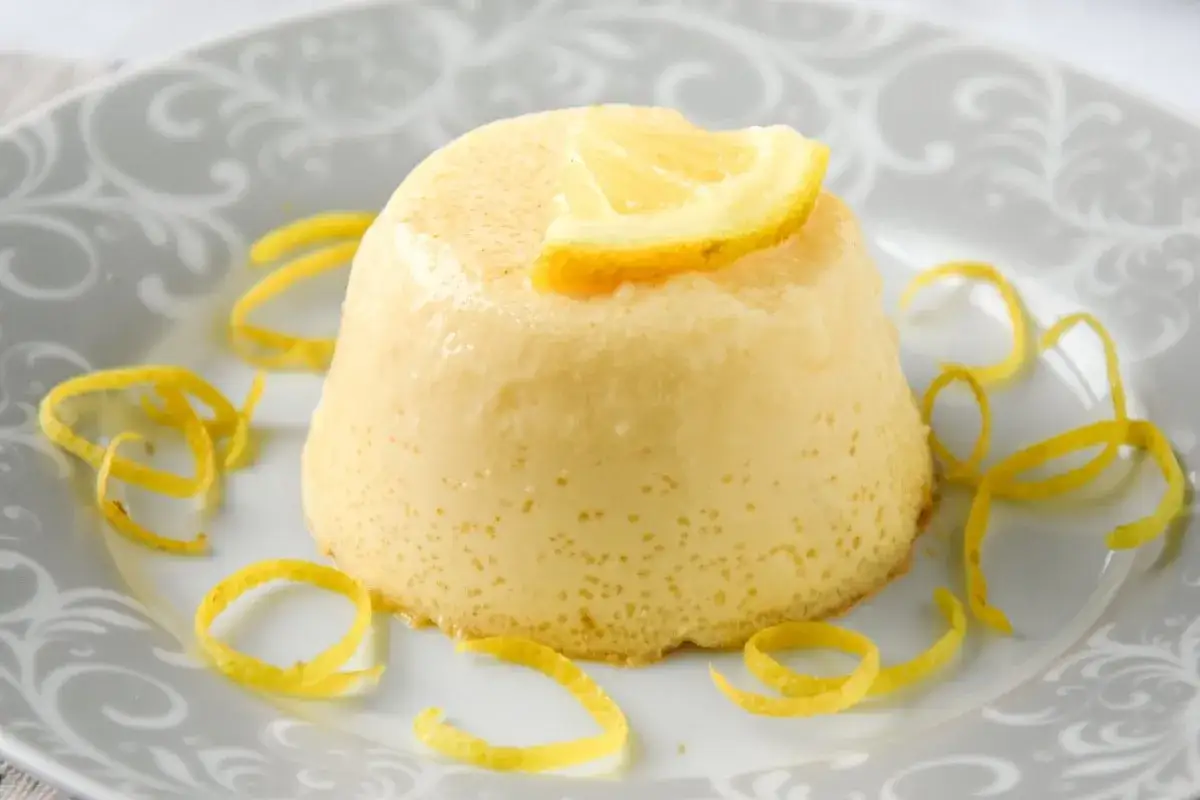 Delicioso flan de lim&oacute;n, con un toque c&iacute;trico y decorado con c&aacute;scara de lim&oacute;n.