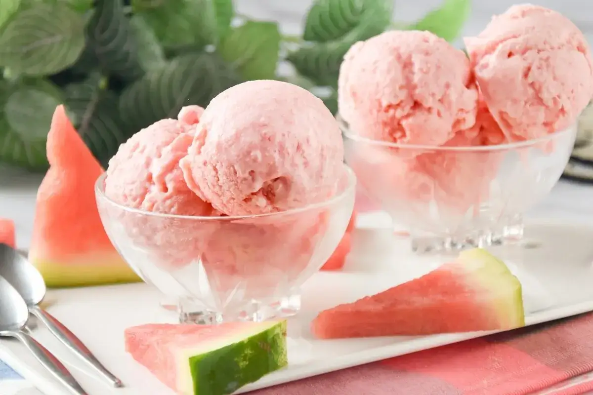Delicioso helado de sand&iacute;a en copas de cristal, acompa&ntilde;ado de trozos de sand&iacute;a fresca y cucharas.