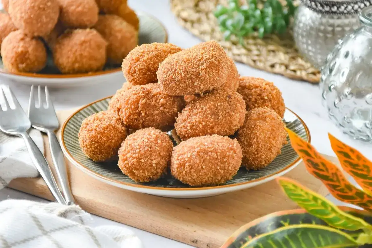 Plato lleno de crujientes croquetas de puchero, doradas y apetitosas.