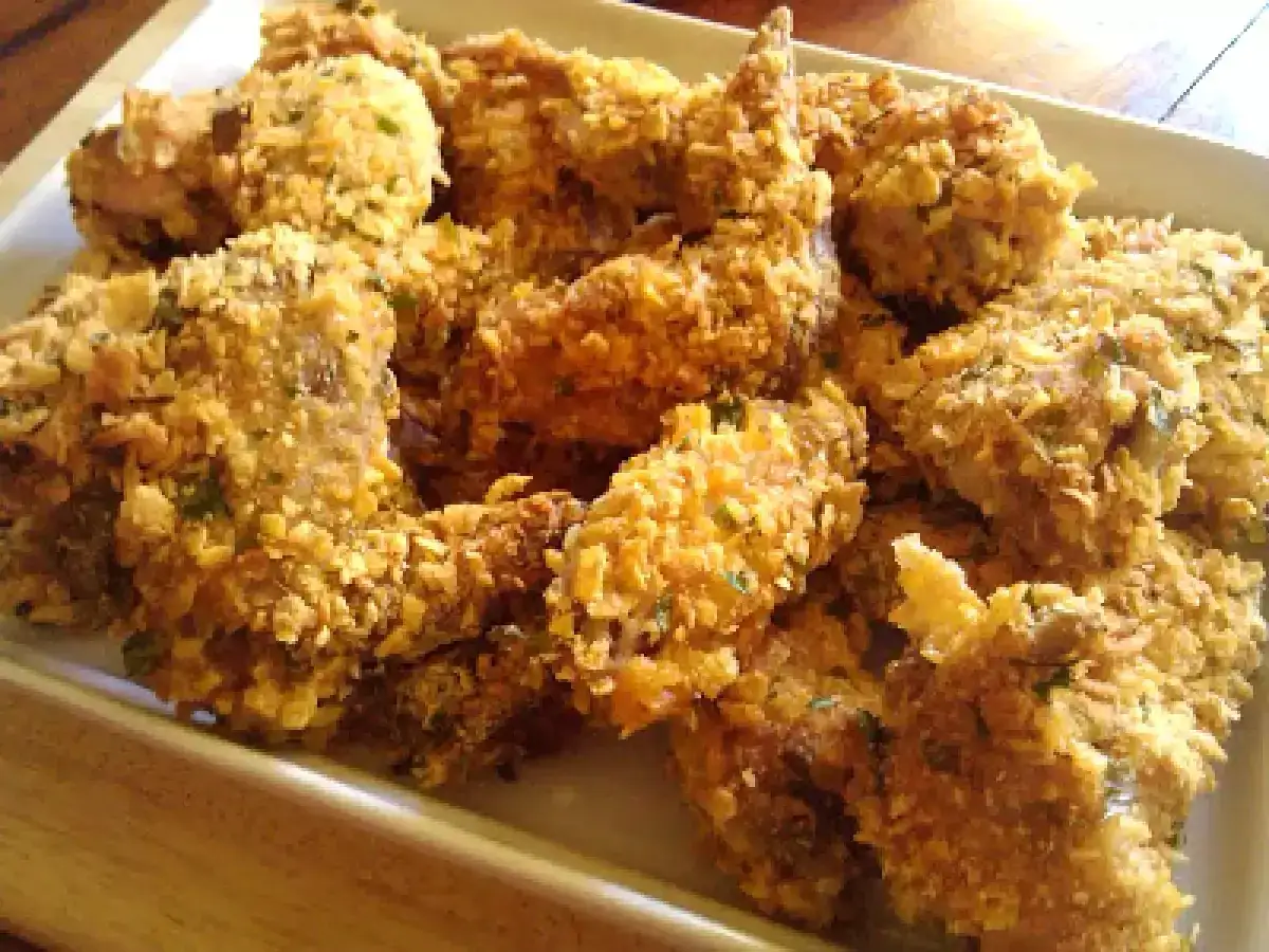 Alitas de pollo al horno crujientes, doradas y apetitosas, listas para disfrutar.