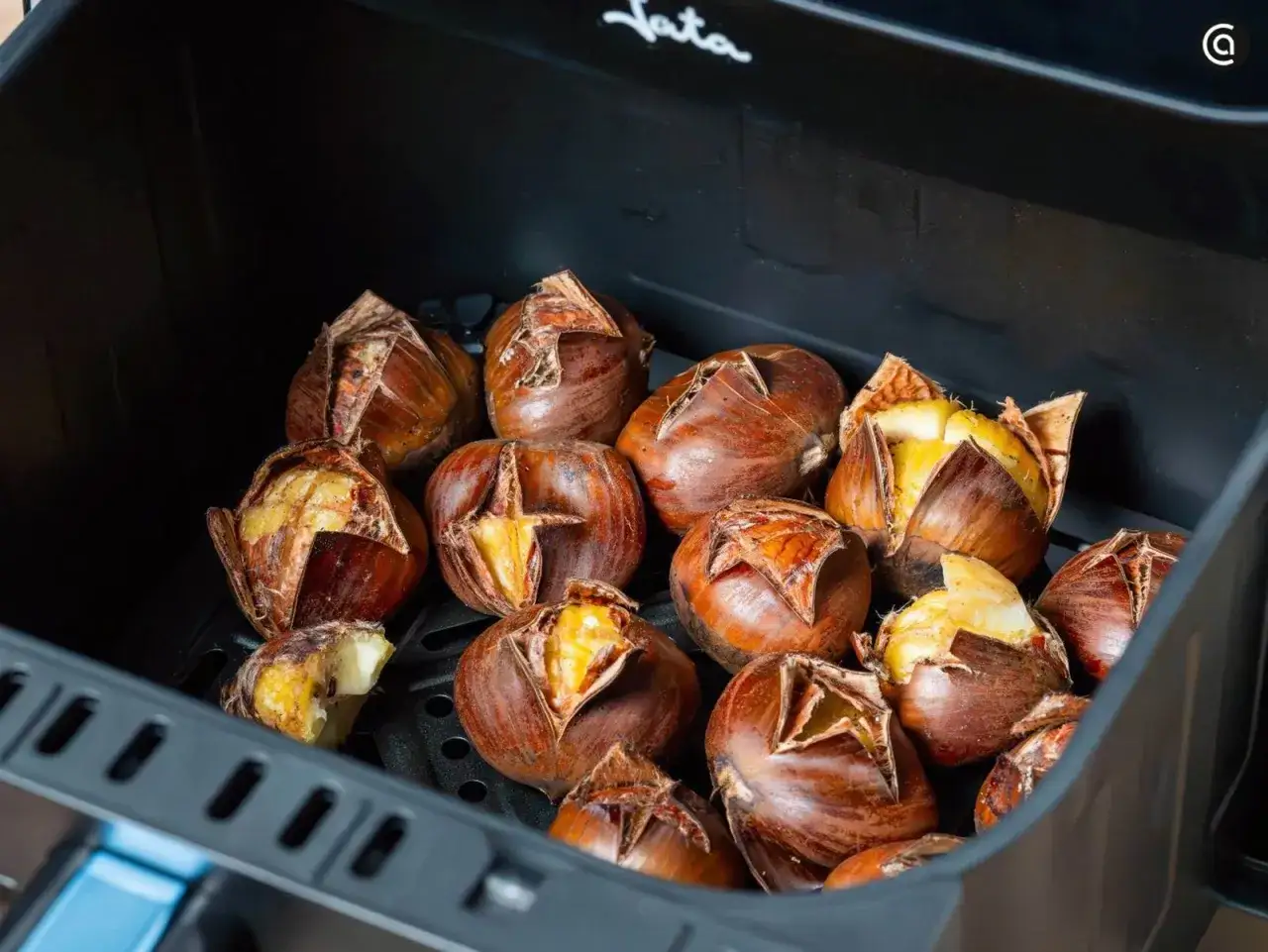 Casta&ntilde;as asadas en freidora de aire, doradas y listas para disfrutar.
