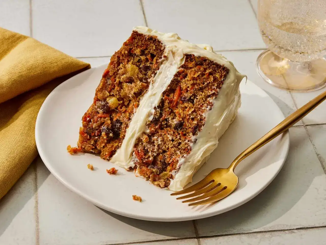 Deliciosa tarta de zanahoria con glaseado cremoso, lista para disfrutar.