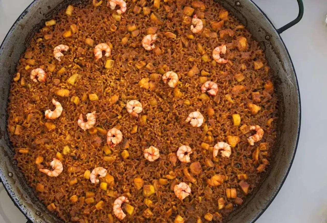 Arroz del senyoret reci&eacute;n hecho, con gambas enteras y trozos de pescado y calamar integrados en el arroz.
