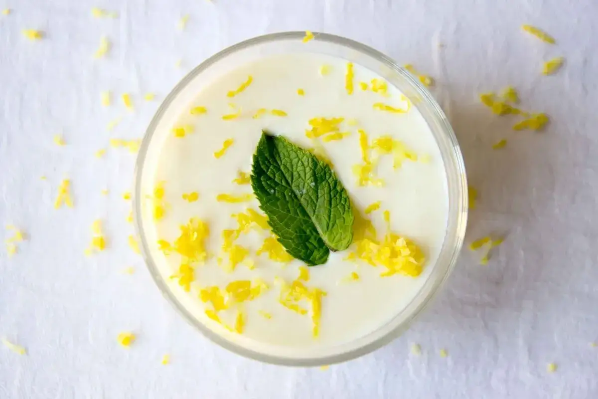 Delicioso mousse de lim&oacute;n, adornado con ralladura de lim&oacute;n y una hoja de menta fresca.