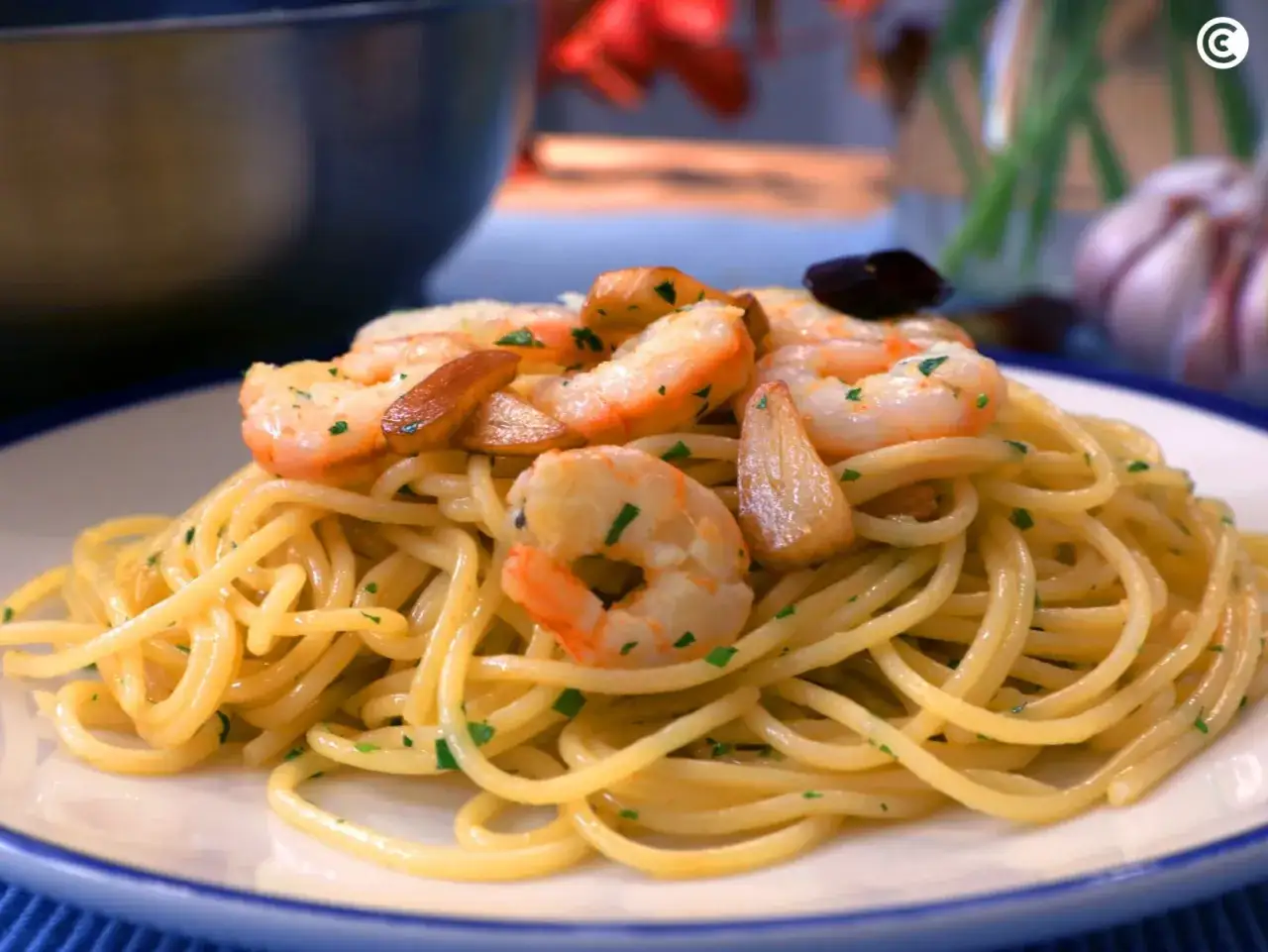 Espaguetis con gambas, ajo y perejil, un plato delicioso y f&aacute;cil de preparar.