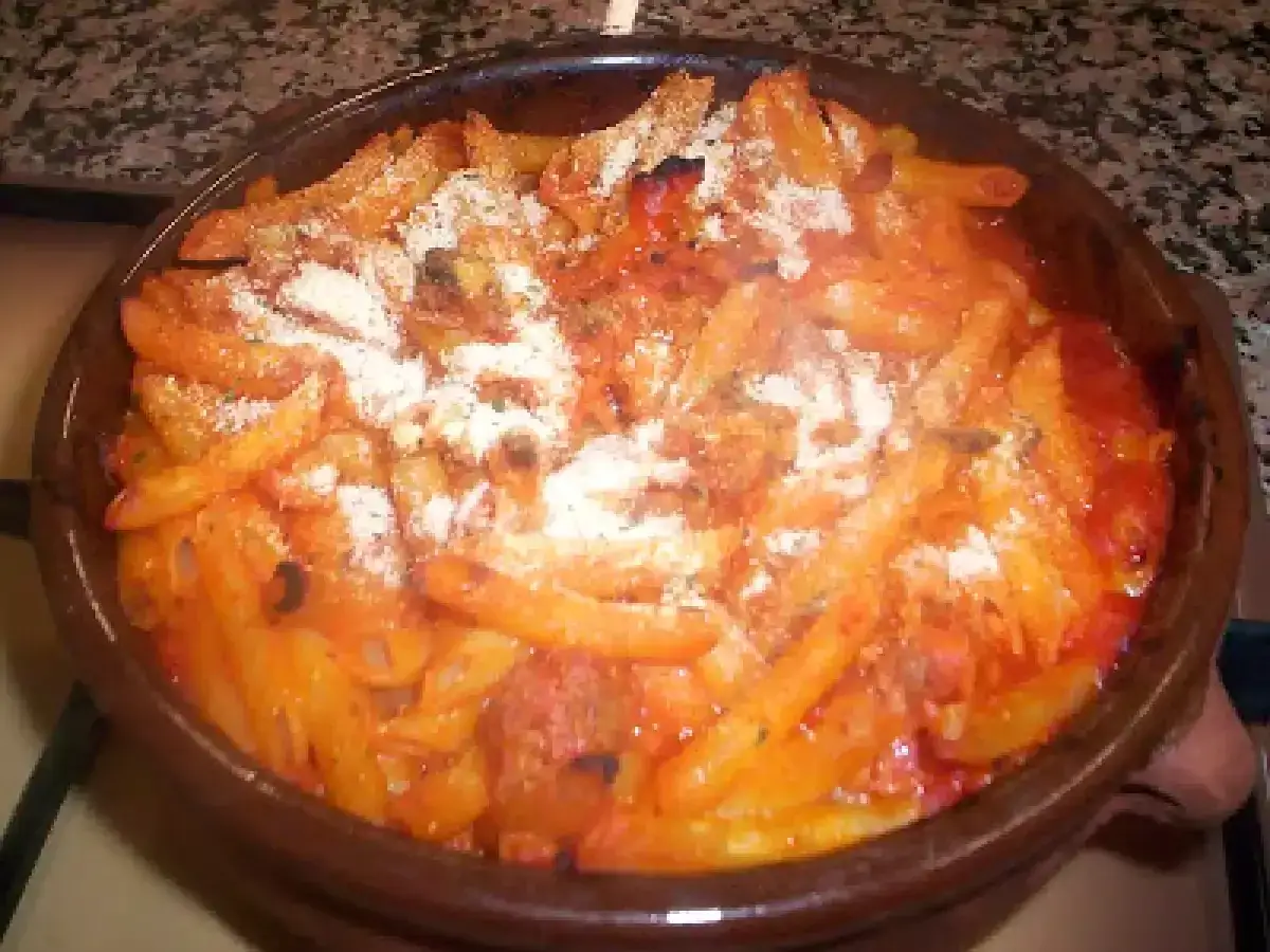 Macarrones gratinados con salsa de tomate y queso rallado, listos para servir. &iexcl;Una delicia para aprender como hacer macarrones!