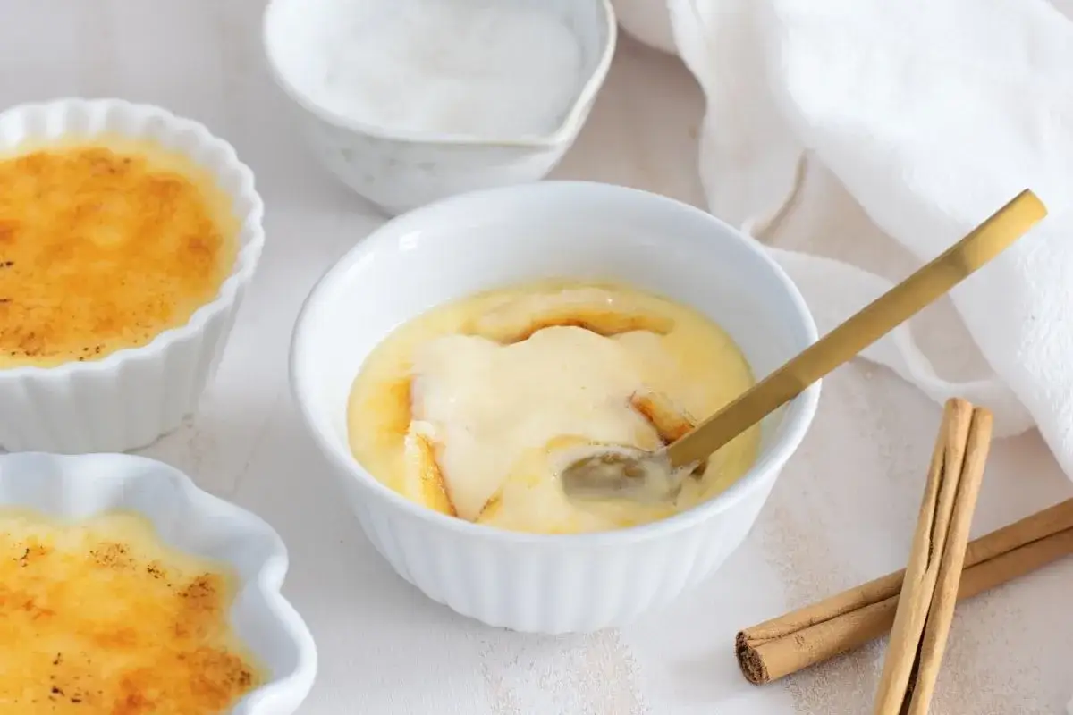 Crema catalana Thermomix lista para disfrutar. Cremosa y con un toque de canela, perfecta para cualquier ocasi&oacute;n.