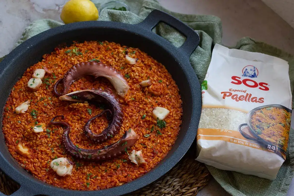 Delicioso arroz con pulpo en paellera, acompa&ntilde;ado de una bolsa de arroz SOS especial para paellas.