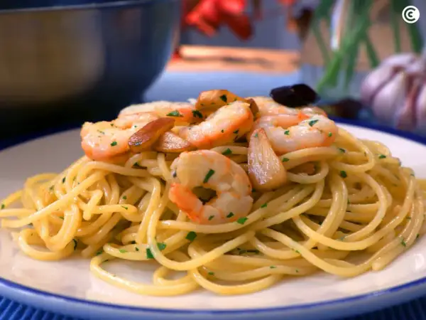 Espaguetis con gambas, ajo y perejil, un plato delicioso y fácil de preparar.