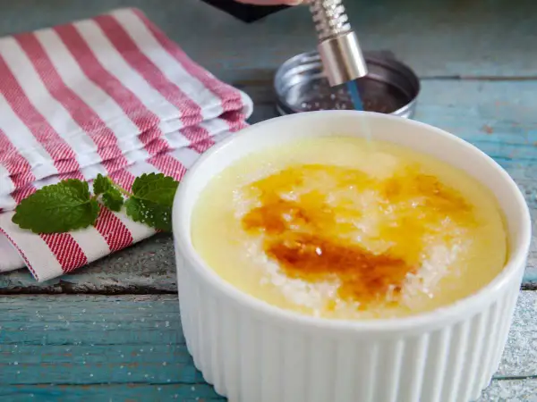 Crema catalana recién hecha con Thermomix, dorando el azúcar con un soplete. ¡Perfecta!