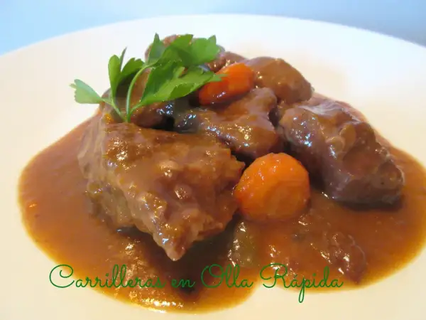 Carrilleras de cerdo en olla express, tiernas y jugosas, con zanahoria y perejil. ¡Un clásico de Arguiñano!
