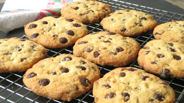 Galletas de chocolate recién horneadas, perfectas para tu próxima receta de galletas chocolate.
