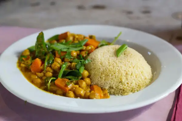 Delicioso plato de cous cous con garbanzos, zanahoria y espinacas. Una receta fácil y sabrosa.