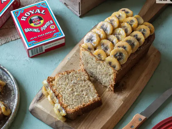 Delicioso pastel de plátano casero, cubierto con rodajas de plátano caramelizado. ¡Perfecto para la merienda!