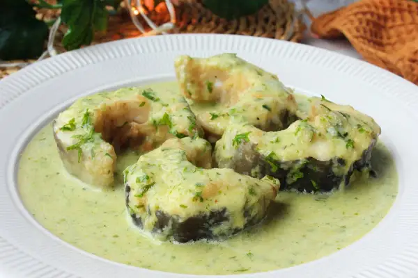 Rodajas de congrio en salsa verde, un plato tradicional lleno de sabor y frescura.